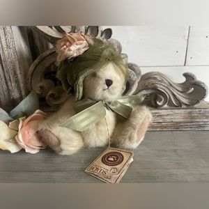 Adorable vintage Boyd’s Bear